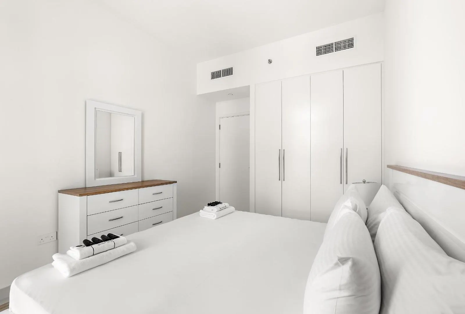Stunning 1-Bedroom With Burj Khalifa And Fountain Views Dubai Apartment